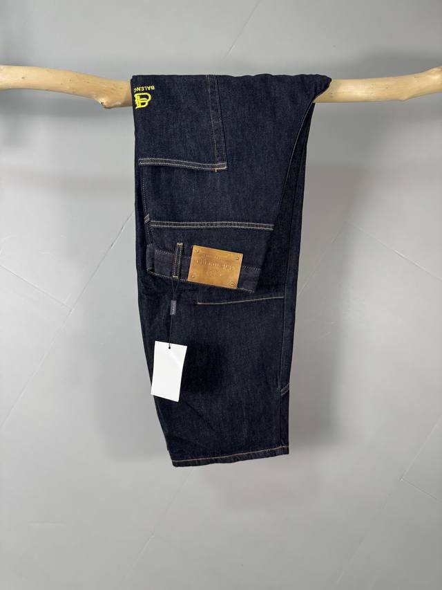 Balenciaga 巴黎世家 男士时尚潮流大裤脚牛仔裤，官宣画册海报穿搭款！ 客供高级进口的丹宁原色面料，特选日本冈山纯正13Oz 盎司牛仔布料，重磅环保植物