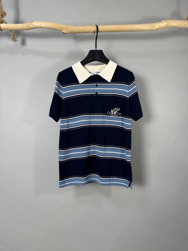 Dior迪奥 Dio*25Ss新款刺绣铃兰花翻领条纹针织短袖Polo 采用定制进口羊毛针织材质 面料柔软舒适 亲肤透气 胸前口袋饰以精致的铃兰花朵刺绣点缀 品牌