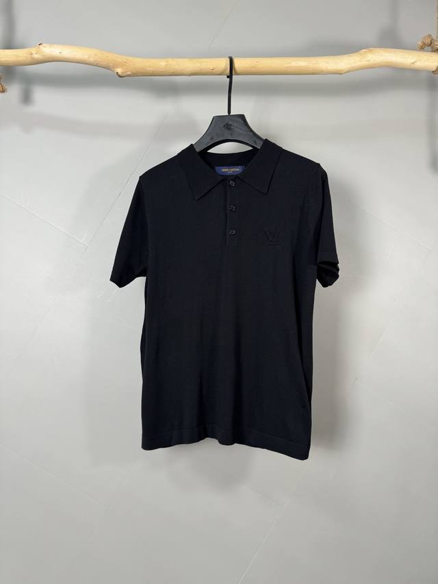 Louis Vuitton路易威登 Louis Vuitton Polo领刺绣标识短袖马球衫 定织细针14针毛织 舒适透气 挺括有型 标志性标识点缀正面 以标识