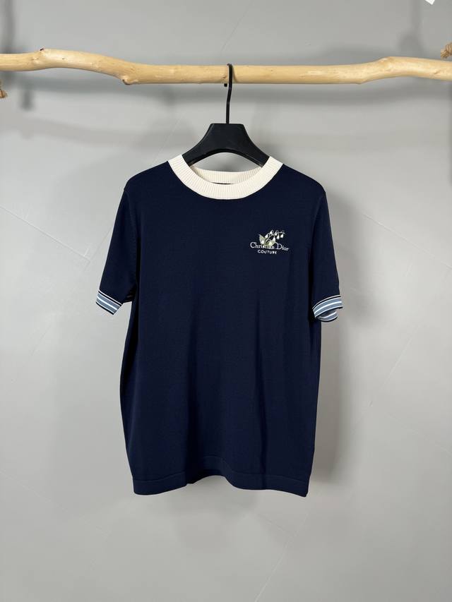 Dior迪奥 原单品质 独家首发Miss D*25早春新品 男女同款 铃兰花刺绣休闲针织短袖上衣 加密纺棉质针织加Logo字母图案时髦帅气 男女同款宽松版型超百
