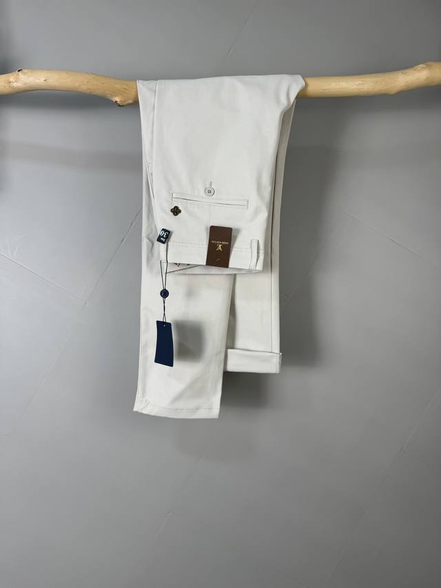 Lv 新款来袭2015春夏新款新品 专柜有售 实体店极品休闲裤专柜原版1:1好货，适合各个年龄段。市场最高版本的欧洲进口面料。舒适柔软亲肤，上身效果超级棒时尚百