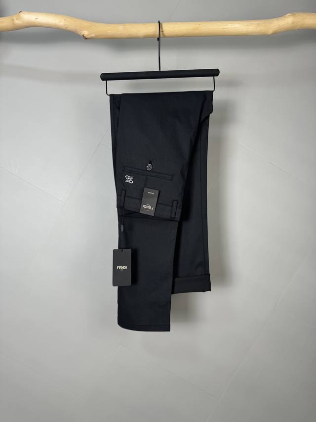 高品质 隔天出货 Fendi 芬迪 休闲裤 西裤 高级定制裤子专用面料 定制原版五金 重工工艺打造 车工走线精细 定制面料 柔软舒适 质感显著 辅料精美 上身效