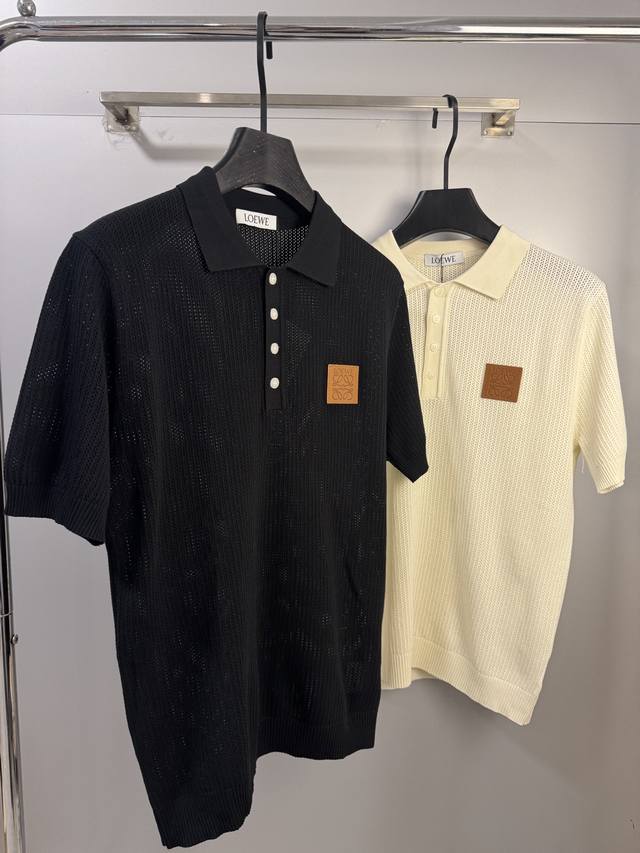 Loewe 罗意威 2025春夏新款，独家呈现！超级百搭极符合美学基调的一款短袖针织衫，最基础的款式以极简低调的奢华风格，在时尚界越简单的单品，越极易彰显出高级