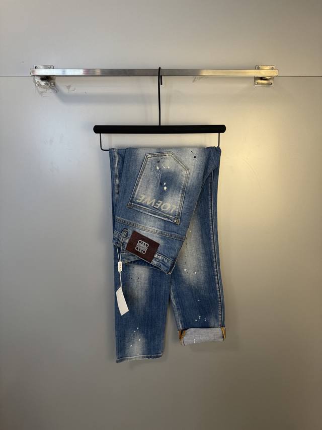 Loewe 罗意威 男士丹宁牛仔裤，官宣画册海报穿搭款！ 客供高级进口的丹宁原色面料，特选日本冈山纯正13Oz 盎司牛仔布料，重磅环保植物酵素水洗工艺，肌理有着