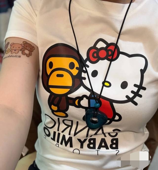 00119款A Bathing Ape X Hello Kitty 联名款 米洛凯蒂握手圆领卡通短袖T恤 男女同款 码数Smlxlxxl 黑色白色