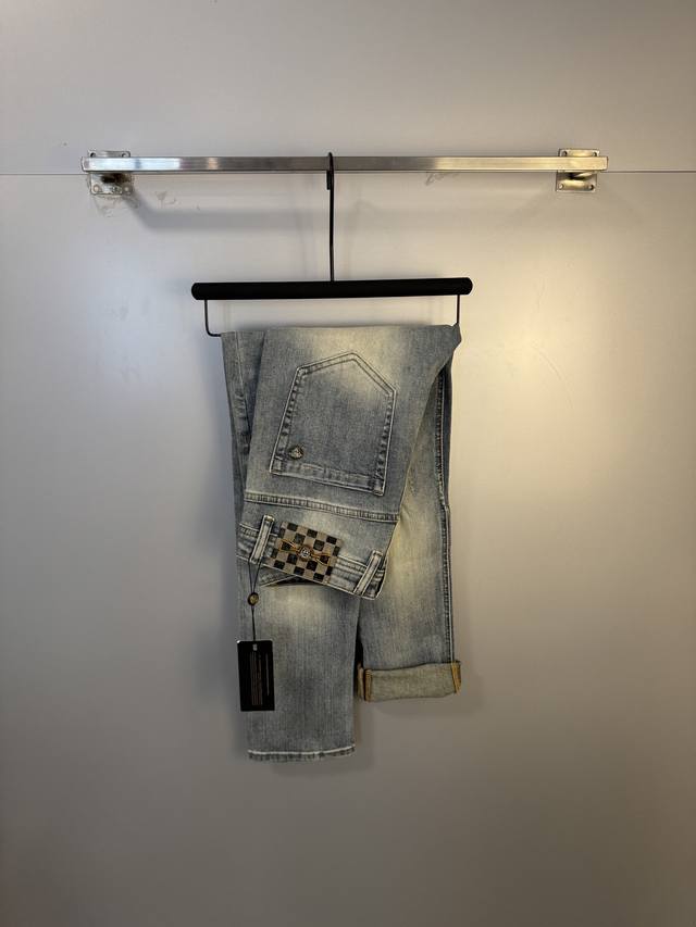 Versace 范思哲 男士丹宁牛仔裤，官宣画册海报穿搭款！ 客供高级进口的丹宁原色面料，特选日本冈山纯正13Oz 盎司牛仔布料，重磅环保植物酵素水洗工艺，肌理