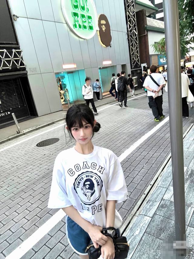001103款A Bathing Ape Bape X Coach 联名 小恐龙印花套头短袖T恤 男女同款 码数Smlxlxxl 白色黑色