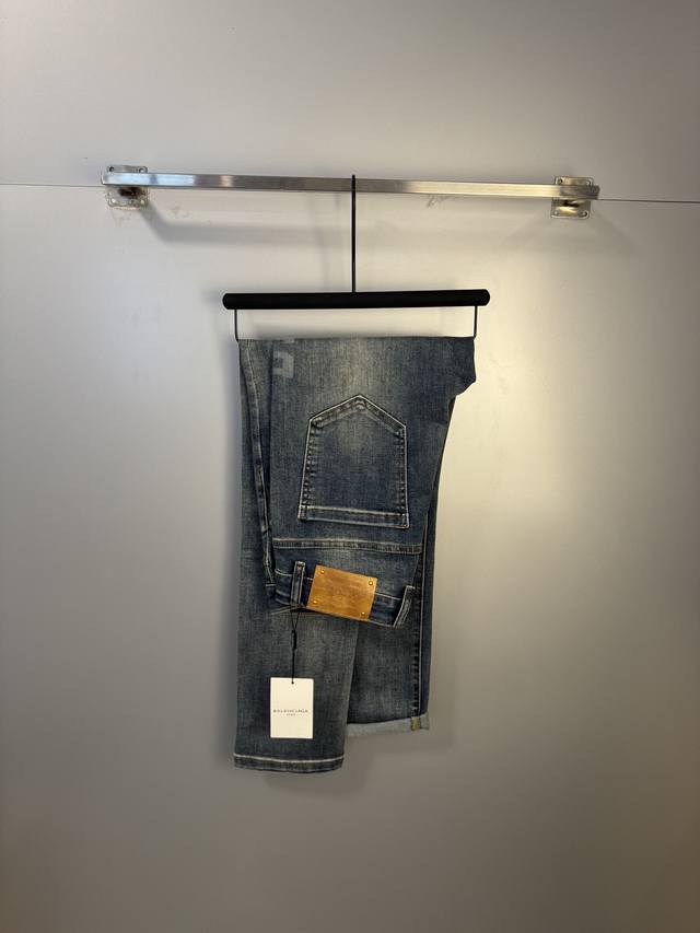 Balenciaga巴黎世家 男士丹宁牛仔裤，官宣画册海报穿搭款！ 客供高级进口的丹宁原色面料，特选日本冈山纯正13Oz 盎司牛仔布料，重磅环保植物酵素水洗工艺
