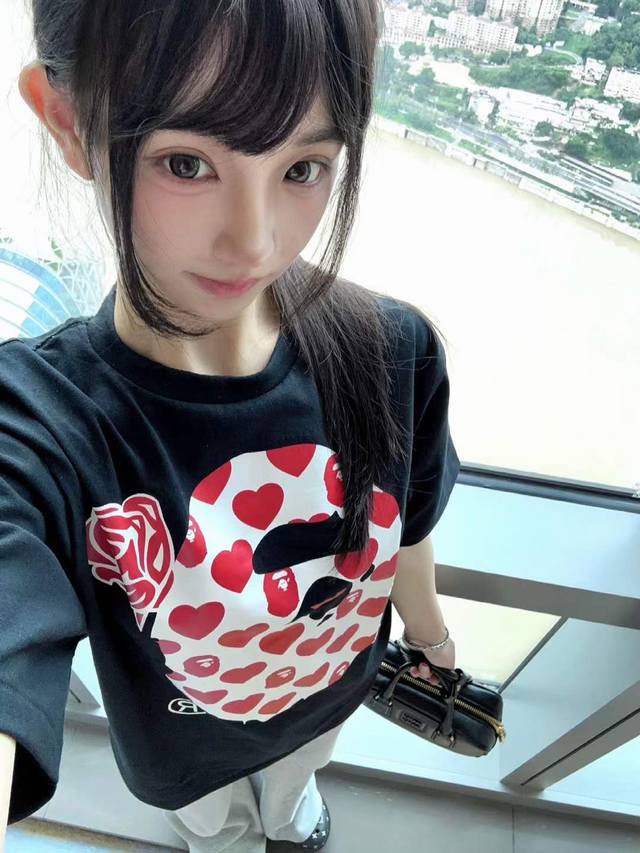 00195款A Bathing Ape Ss24 情人节系列 胸前猿人玫瑰印花短袖T恤 男女同款 码数Smlxlxxl 黑色白色