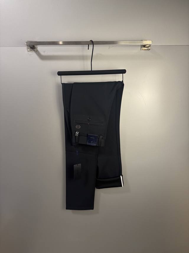 高品质 隔天出货 Prada 普拉达 休闲裤 西裤 Ss秋冬新款 高级定制裤子专用面料 定制原版五金 重工工艺打造 车工走线精细 定制面料 柔软舒适 质感显著