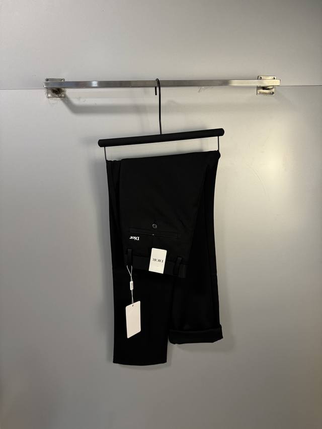 高品质 隔天出货 Dior 迪奥 休闲裤 西裤 高级定制裤子专用面料 定制原版五金 重工工艺打造 车工走线精细 定制面料 柔软舒适 质感显著 辅料精美 上身效果
