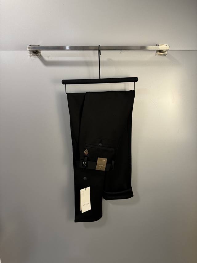 高品质 隔天出货 Cucci 古驰 休闲裤 西裤新款 高级定制裤子专用面料 定制原版五金 重工工艺打造 车工走线精细 定制面料 柔软舒适 质感显著 辅料精美 上
