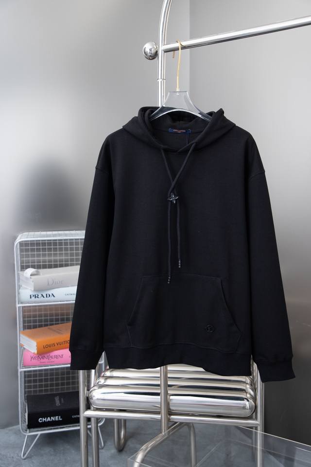 路易 1V 工具图案刺绣连帽卫衣 轻奢主义 男女日常通勤穿搭必备单品 正确版本 欢迎对比 详细特征 采用480克纯棉双纱鱼鳞毛圈面料 面部无尘烧毛工艺 底部吸毛