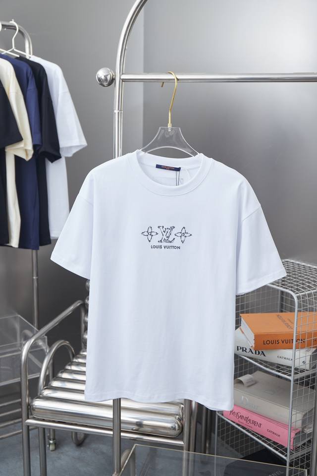Lv 25Ss早春新款 剪头Lv四叶草绣花标识短袖 轻奢主义 男女日常通勤穿搭必备单品 正确版本 欢迎对比 详细特征 320克 % 纯棉双纱汗布面料 同缸定染特