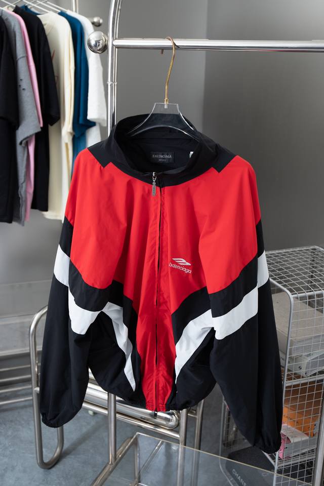 3B Sports Icon Off Shoulder Tracksuit夹克 大号版型饰片结构拼接设计 前长后短的剪裁位，可打造多种造型 专为露肩穿着设计 轻