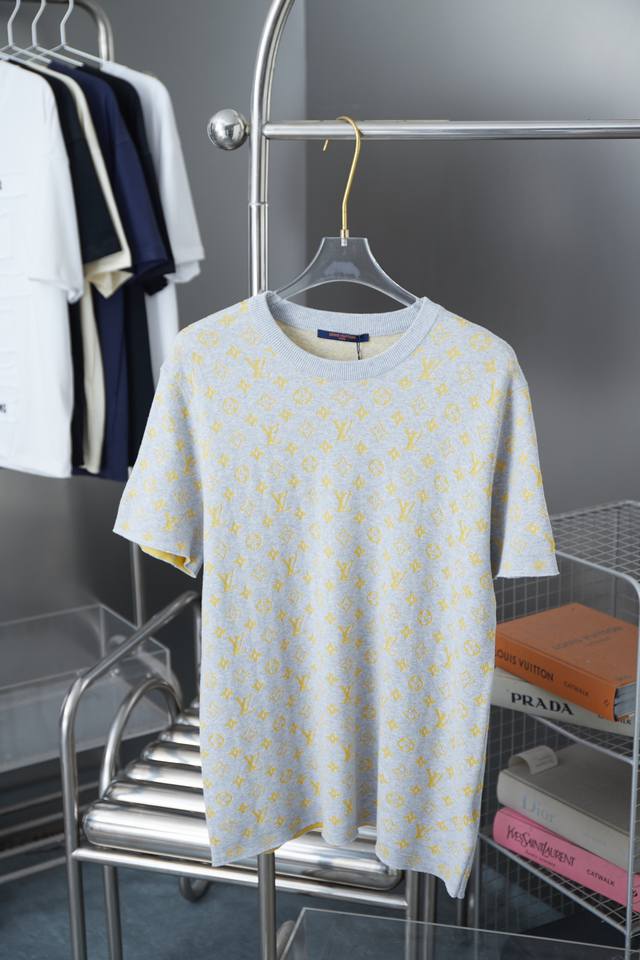 Lv Monogram 短袖圆领衫 本款圆领衫取材柔软棉布，可为夏日造型注入缤纷活力。全幅Monogram Glow提花与素雅背景碰撞色彩反差，令 Monogr