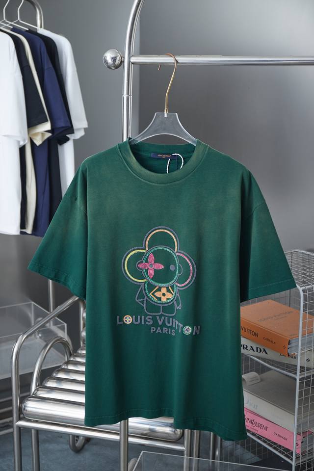 Lv 路易* 拉布布联名限量款 25Ss早春新款 拉布布印花短袖 轻奢主义 男女日常通勤穿搭必备单品 正确版本 欢迎对比 详细特征 280克 % 纯棉双纱汗布面
