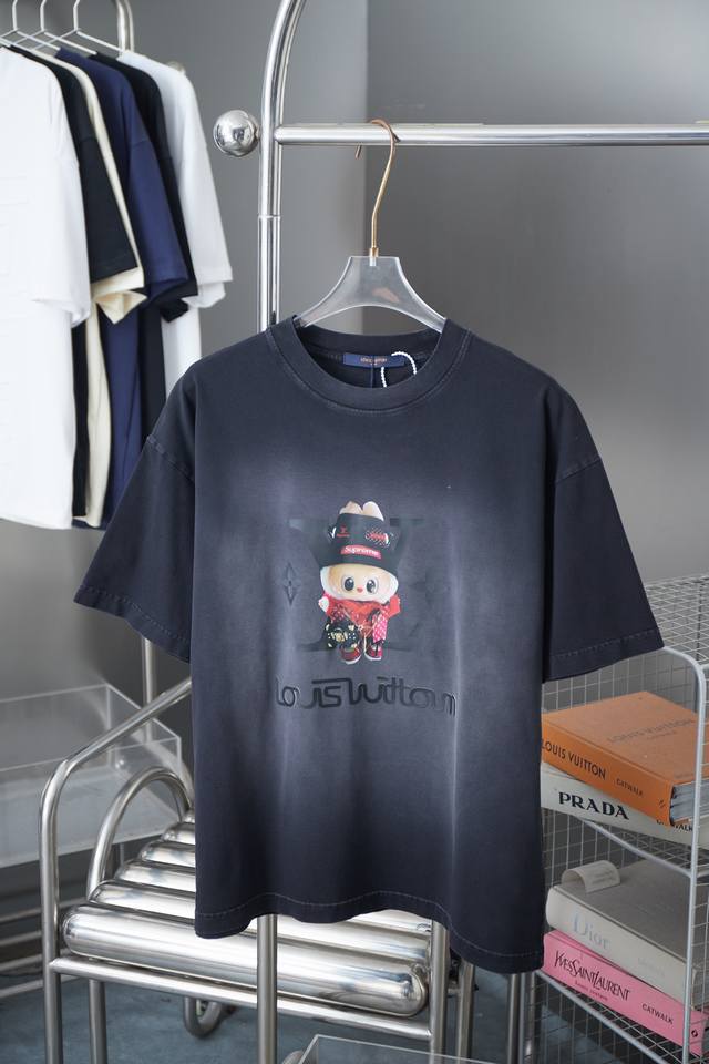 Lv 路易* 拉布布联名限量款 25Ss早春新款 拉布布印花短袖 轻奢主义 男女日常通勤穿搭必备单品 正确版本 欢迎对比 详细特征 280克 % 纯棉双纱汗布面