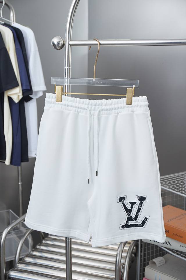 高品质 Lv 2025春夏休闲短裤，官网同步发售，定制烧花贴布Lv花瓣图案 ，定制面料，舒适度极好，手触感强烈。辨识度极高，完美品相工艺。 S M L Xl