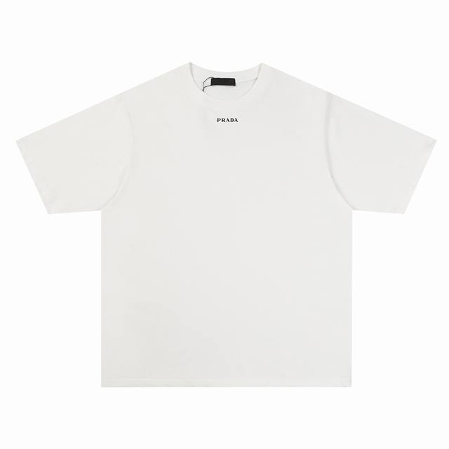 特价 Prada 普拉达24Ss春夏经典字母印花小标短袖T恤 -定制250G全棉双纱紧密爽滑面料，布面干净，布纹清晰，手感非常细腻扎实，更加力挺 -印花采用丝网
