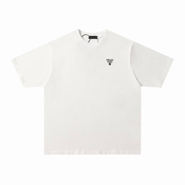 特价 Prada 普拉达24Ss春夏新款刺绣Logo图案短袖T恤 -定制260G全棉双纱紧密爽滑面料，布面干净，布纹清晰，手感非常细腻扎实，更加力挺 -万针刺绣