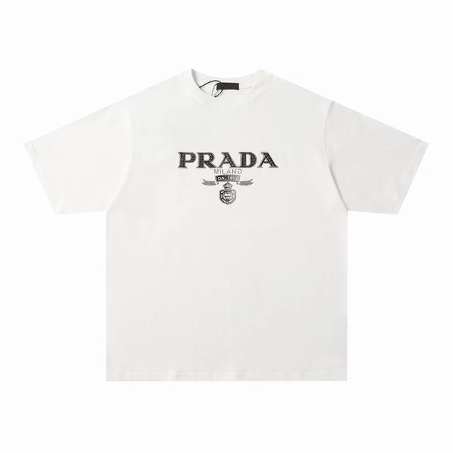 特价 Prada 普拉达24Ss春夏新款胸口字母Logo烫钻短袖T恤 -定制260G全棉双纱紧密爽滑面料，布面干净，布纹清晰，手感非常细腻扎实，更加力挺 -烫钻