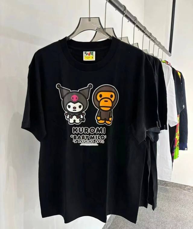 001012款Bape X Sanrio 三丽鸥 联名款 Fw24 Kuromi库洛米图案印花袖口徽标圆领短袖T恤 码数Smlxlxxl 黑色白色