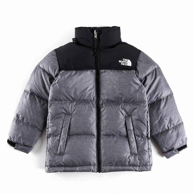 款号D02 竹节灰 The North Face 北面童装轻薄羽绒服 潮孩必备 比大鹅童装更时尚。 极高性价比的一款童装羽绒服，羽绒采用国标50绒 继承了成人版