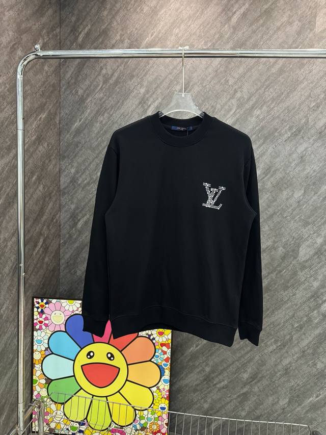 款号：Y46 Lv 字母亮片圆领卫衣 官网Zp对版经典纯棉卫衣 面料：420克32支纯棉毛圈面料 螺纹加密同缸同色 颜色一致 放心入手 做工细节做到极致，区别市