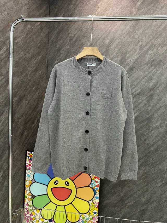 款号 Y26 Miumiu钢印字母针织外套 Miumiu专柜同步针织外套 采用定制定染纯棉 500Kg 精品针织面料 做前经过水洗工艺手感柔软厚实感十足 可机洗