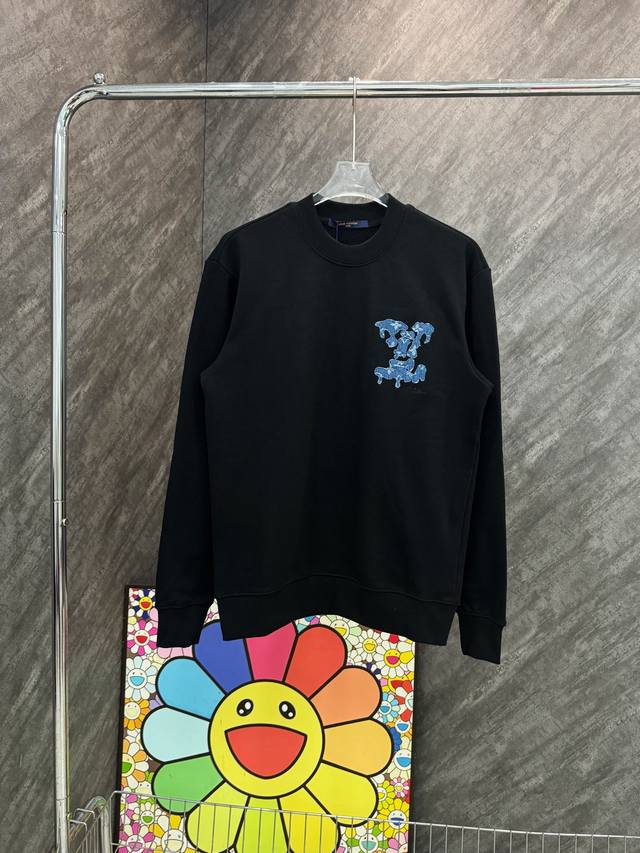 款号：Y22 Lv 老花牛仔贴布大标刺绣圆领卫衣 官网Zp对版经典纯棉卫衣 面料：420克32支纯棉毛圈面料 螺纹加密同缸同色 颜色一致 放心入手 做工细节做到