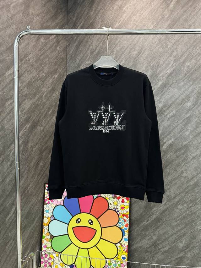款号：Y7 Lv钻石大标贴布圆领卫衣 官网Zp对版经典纯棉卫衣 面料：420克32支纯棉毛圈面料 螺纹加密同缸同色 颜色一致 放心入手 做工细节做到极致，区别市