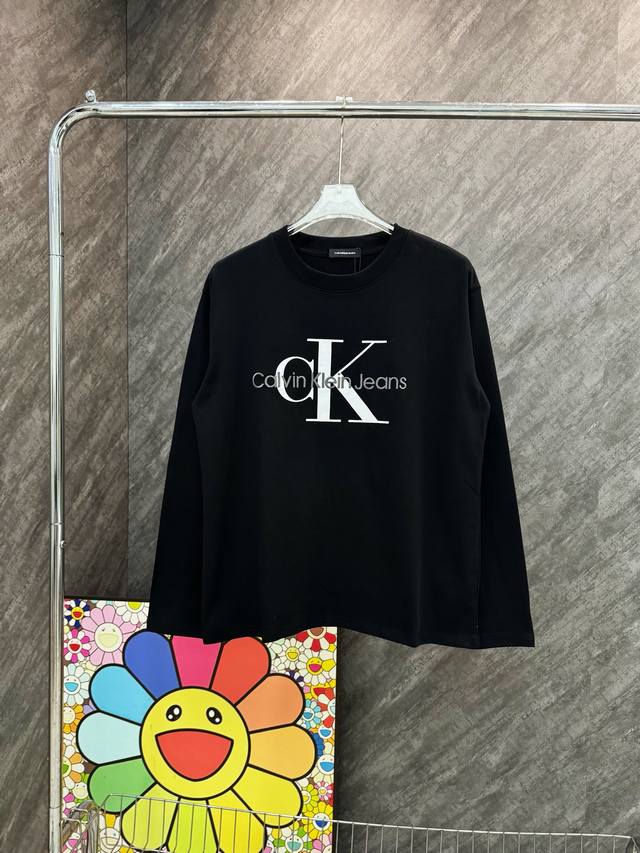 款号：Y5 Ck字母刺绣大标印花长T 官网Zp对版经典纯棉长 T 面料：300克32支280克纯棉面料 螺纹加密同缸同色 颜色一致 放心入手 做工细节做到极致，