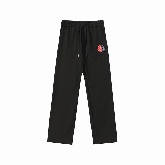 蒙口 2025Ss早春款松紧休闲裤+金典刺绣+高端版本，专柜定制面料 透气舒适度高，细节无可挑剔，品牌元素设计理念，体现高品质。手感细腻柔软！呈现休闲裁剪，上身