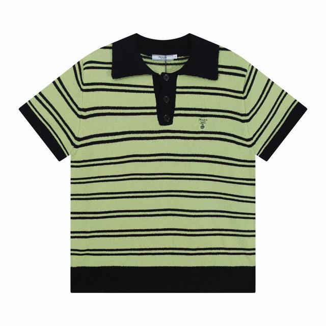 Prada 普拉达蓝黑条纹徽章刺绣Polo针织T恤 颜色：绿色 码数：M L Xl Xxl