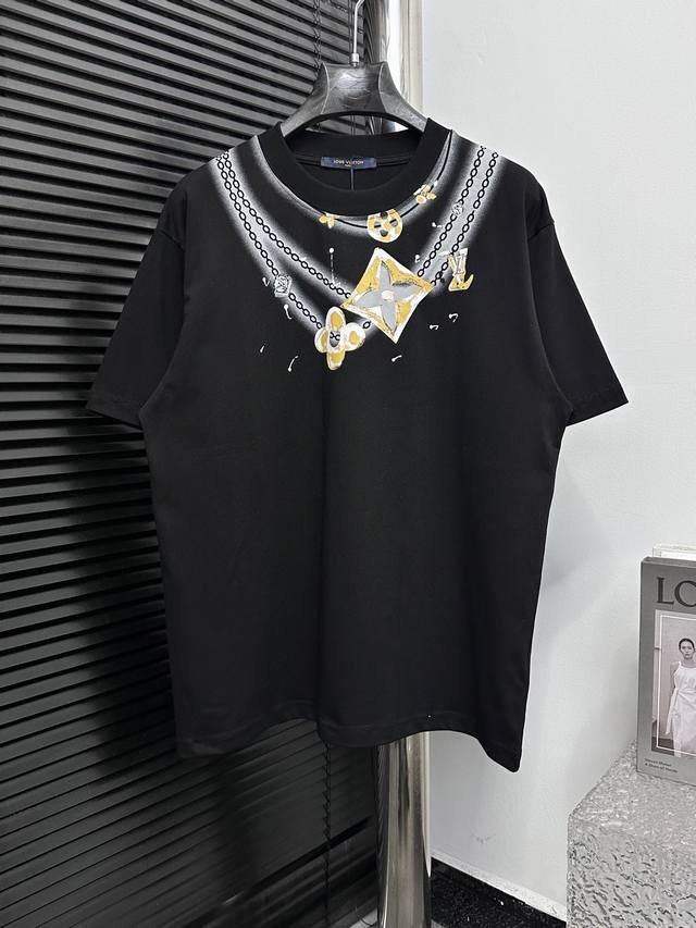 特价福利 Xs S Louis Vuitton 路易25Ss创意短袖T恤 三标齐全 采用高克重克重纯棉面料！前后立体印花，手感非常舒服 Os落肩版型，时尚又个性