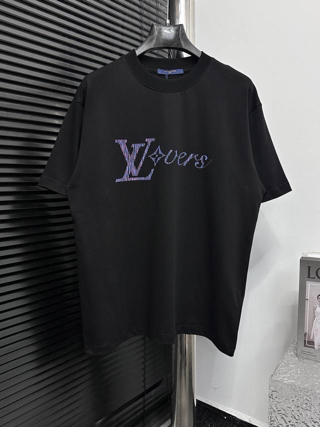 特价福利 Xs S Louis Vuitton 路易25Ss字母短袖T恤 三标齐全 采用高克重克重纯棉面料！前后立体印花，手感非常舒服 Os落肩版型，时尚又个性
