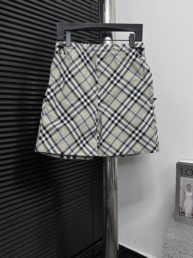 Burberry 巴宝莉Bbr 菱格纹战马短裤 经过染色的纱线加工织成面料的织物，其特点在于纱线在织造前已经过染色处理，随后通过梭织或机织的方式交织成具有格纹图