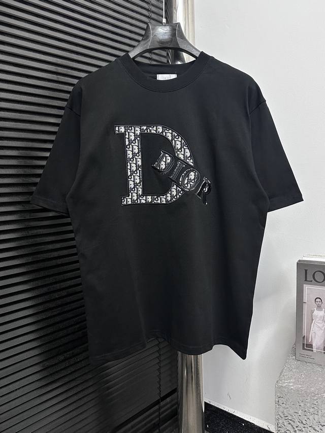 Dior 迪奥老花贴布重工刺绣字母短袖 280克纯棉双砂面料 所有面料均已提前做过缩水 品质第一 所见即所得 不会洗一次版型就有所变化的 区分市场部分一次性的