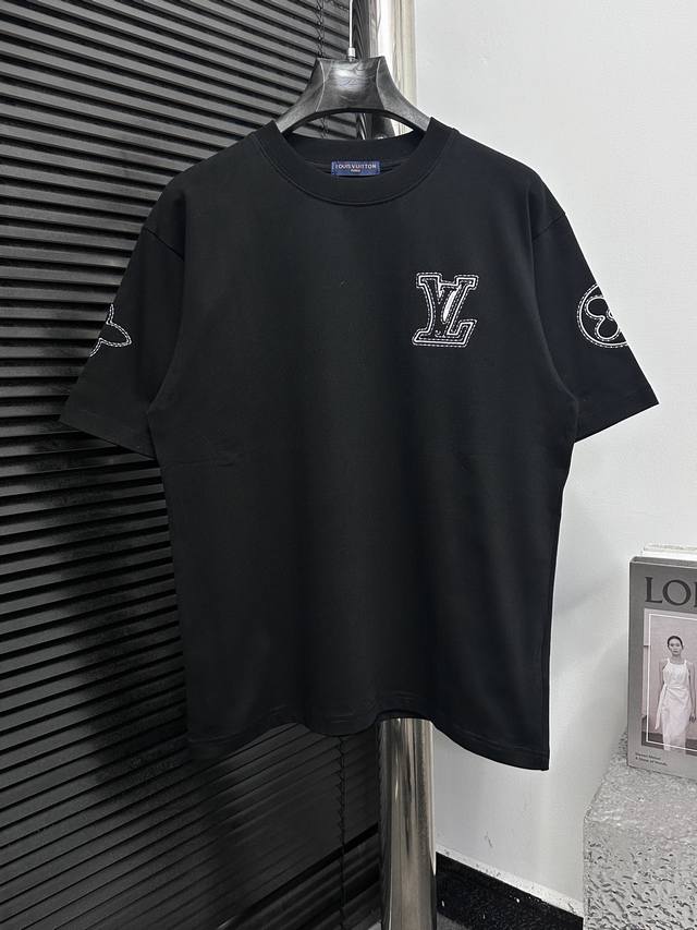 Louis Vuitton 路易 25Ss绣花圆领T恤 采用280G纯棉面料 32支双纱 夏天百搭好穿 简单大气 采用Os版型 上身效果非常棒 适合所有体型 柔