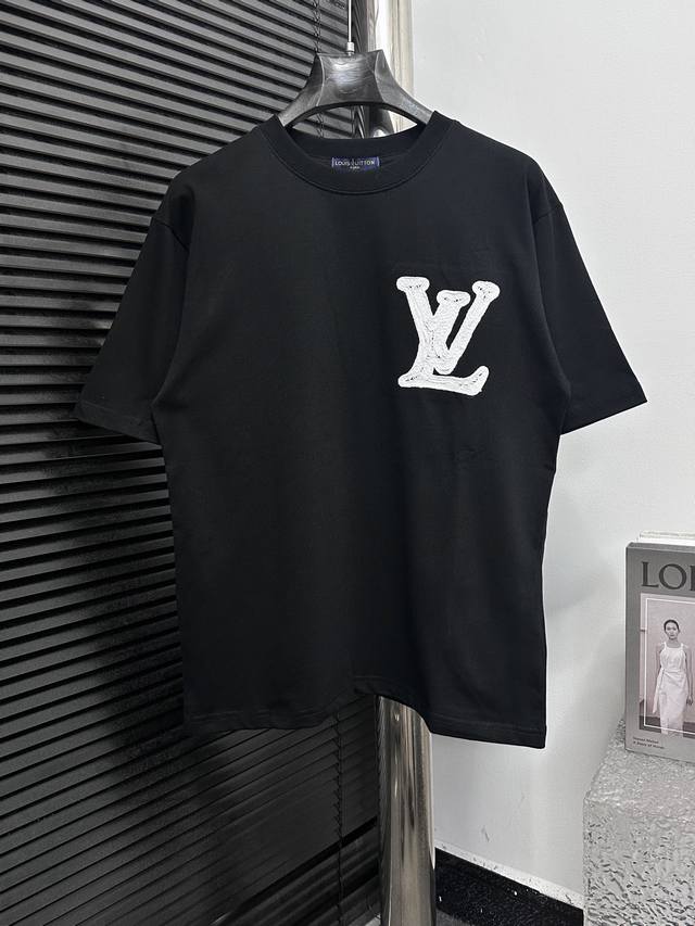 Louis Vuitton 路易 25Ss绣花圆领T恤 采用280G纯棉面料 32支双纱 夏天百搭好穿 简单大气 采用Os版型 上身效果非常棒 适合所有体型 柔