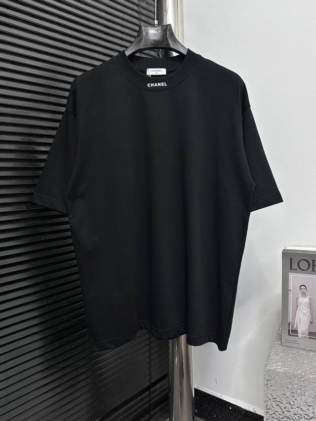 Chanel 香奈儿25Ss Logo情侣款短袖T恤 面料260G双沙纯棉 手感非常舒服 时尚又个性 超级百搭好看的一款T恤 男女都非常合适 人手必备款 包装