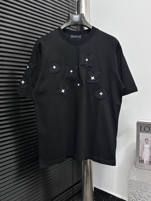Louis Vuitton 路易2025Ss新款贴布绣花T恤 面料290克双纱！贴布拼色面料割破绣花字母工艺设计！ 工艺：原版一致走线！袖窿对版手法 最高版本！