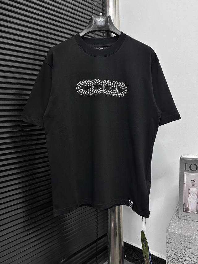 Goodbrand Gb25Ss 字母珍珠亮片短袖 280克纯棉双砂面料 所有面料均已提前做过缩水 品质第一 所见即所得 不会洗一次版型就有所变化的 区分市场部