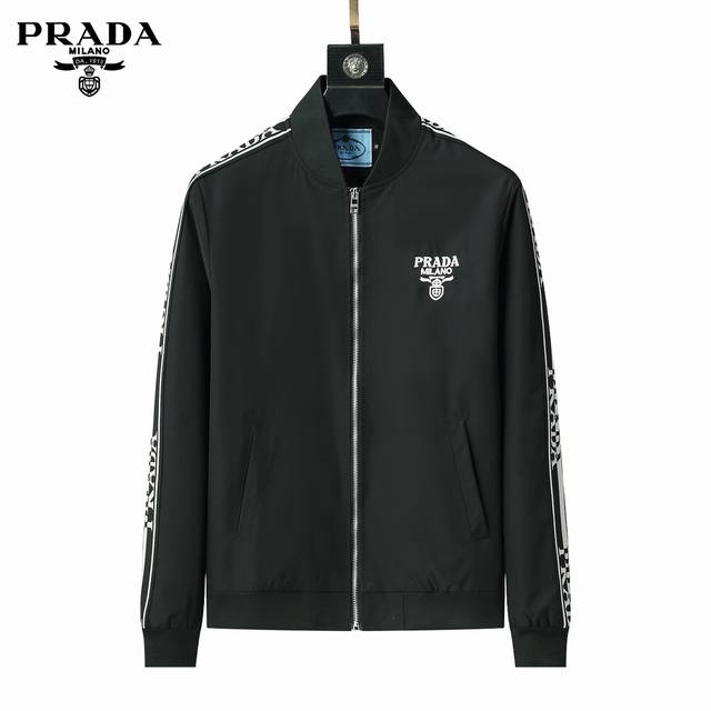 普拉达 殿堂级奢侈品顶级风衣满足您对品质的苛刻要求专柜原单中厚款简约时尚从容百搭大气优雅不起皱快速复原奢华如新防风防水速干五金洗水唛显眼的品牌标志做工细致精湛无