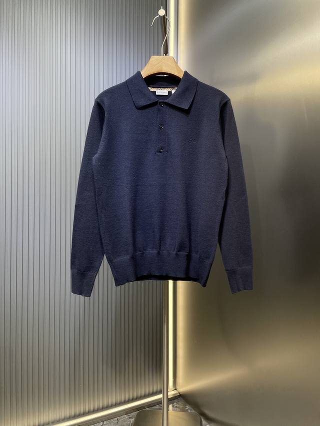 巴宝莉 Burberry 25Ss新款针织衫，选用轻盈羊绒混纺平织面料打造，点缀同色系马术骑士徽标 Ekd 刺绣。 圆领款式，呈现修身版型，领口内侧低调融入 B
