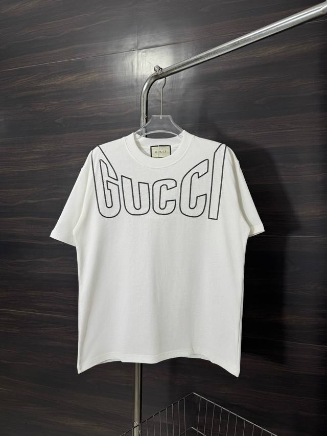 特价 黑色剩Sm 白色码全不退换 款号：He217 Gucci-古驰25新款胸前大字母Logo绣花圆领短袖 面料采用280克双股双纱纯棉面料，手感舒适柔软，上身