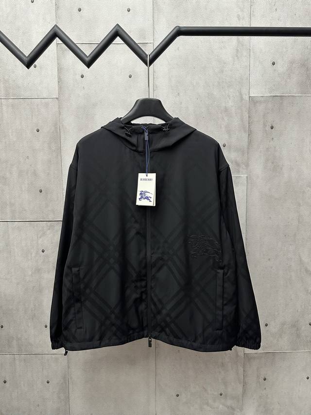 Burberry提花斜纹格绣花夹克 面料选择： 选用锦纶为基底打造的一款耐用性极强的面料 尼龙 。密度仅1.14G Cm3，使其同等厚度下重量减轻20%。同时耐
