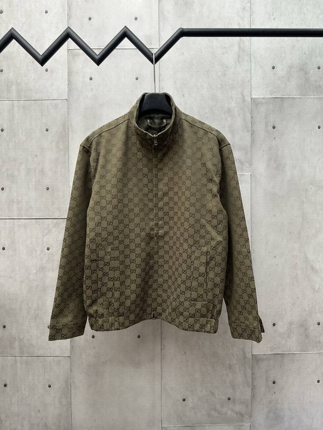 Gucci 古驰 25Ss秋冬新款双G提花满印拉链长袖外套 采用Gg帆布面料匠心打造 经典双G满印图案 休闲版型 翻领设计 尺码：S M L Xl