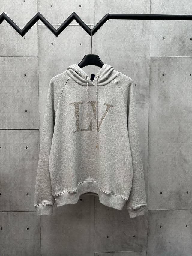 Louis Vuitton 路易威登 25Ss 莱茵石字母连帽抽绳卫衣 采用原生全棉材质，上身柔软亲肤，久穿不易变形，质感十足 胸前饰以烫钻字母徽标，每个钻的位